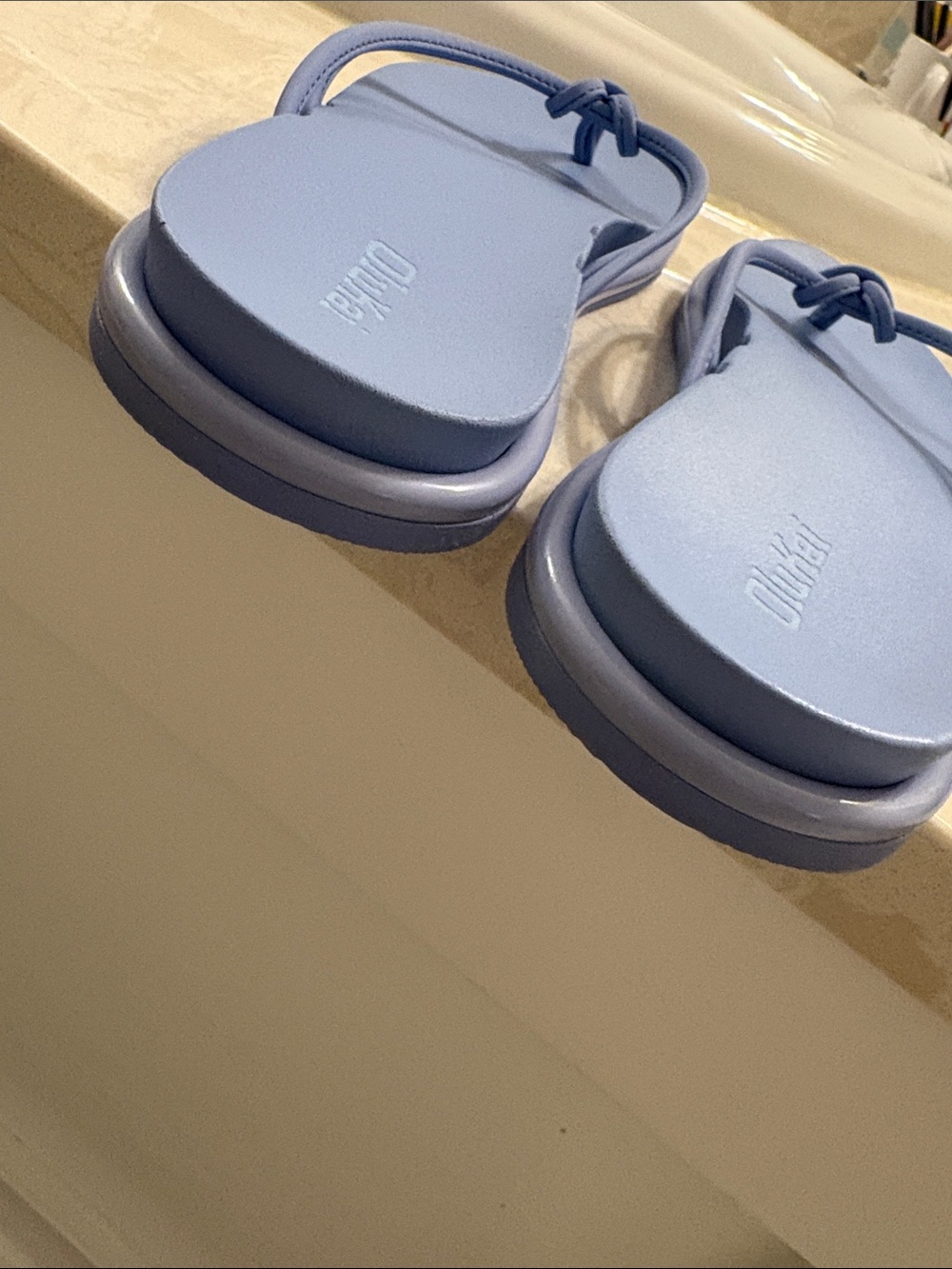 OluKai Aka beach sandal flip flops - Picture 7 of 7
